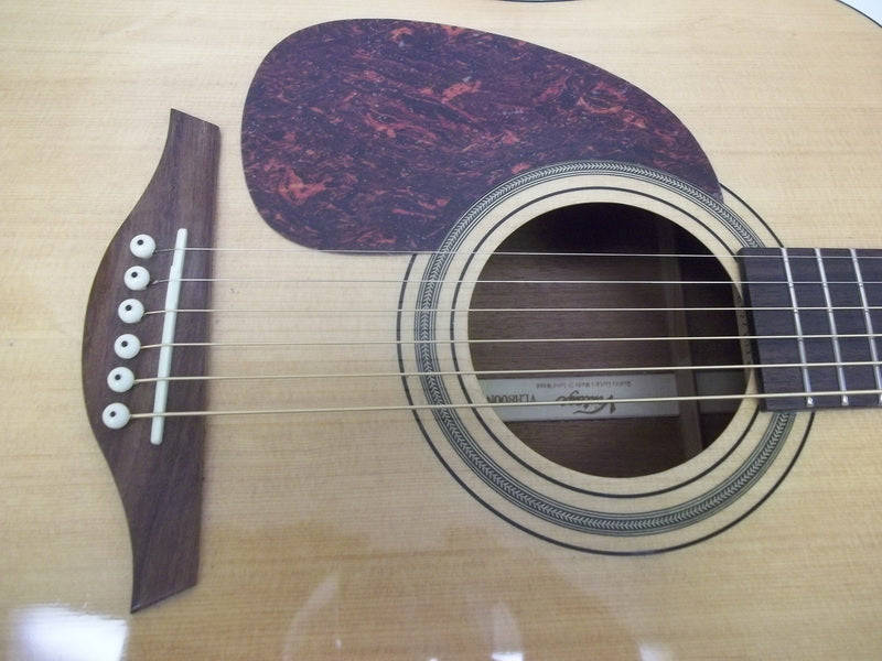 Left Hand : Vintage VLH800N acoustic guitar