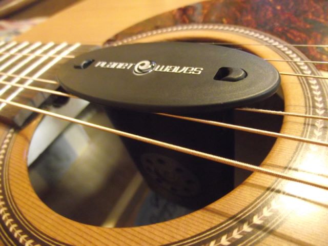 Guitar soundhole humidifier