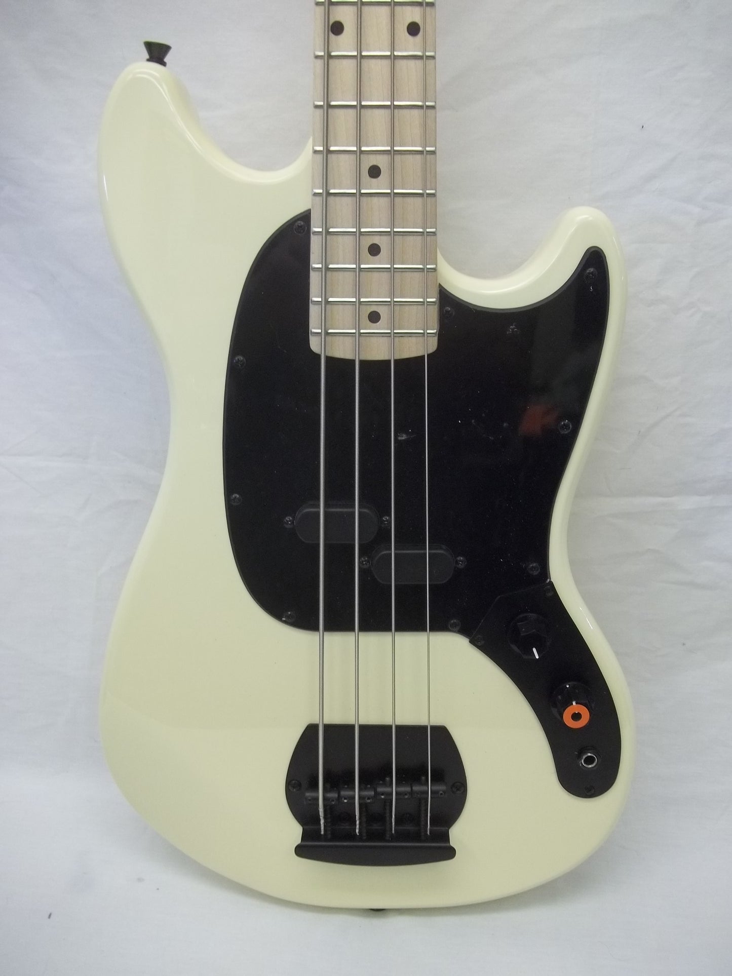 Rainbow Tantrum short scale bass vintage creme