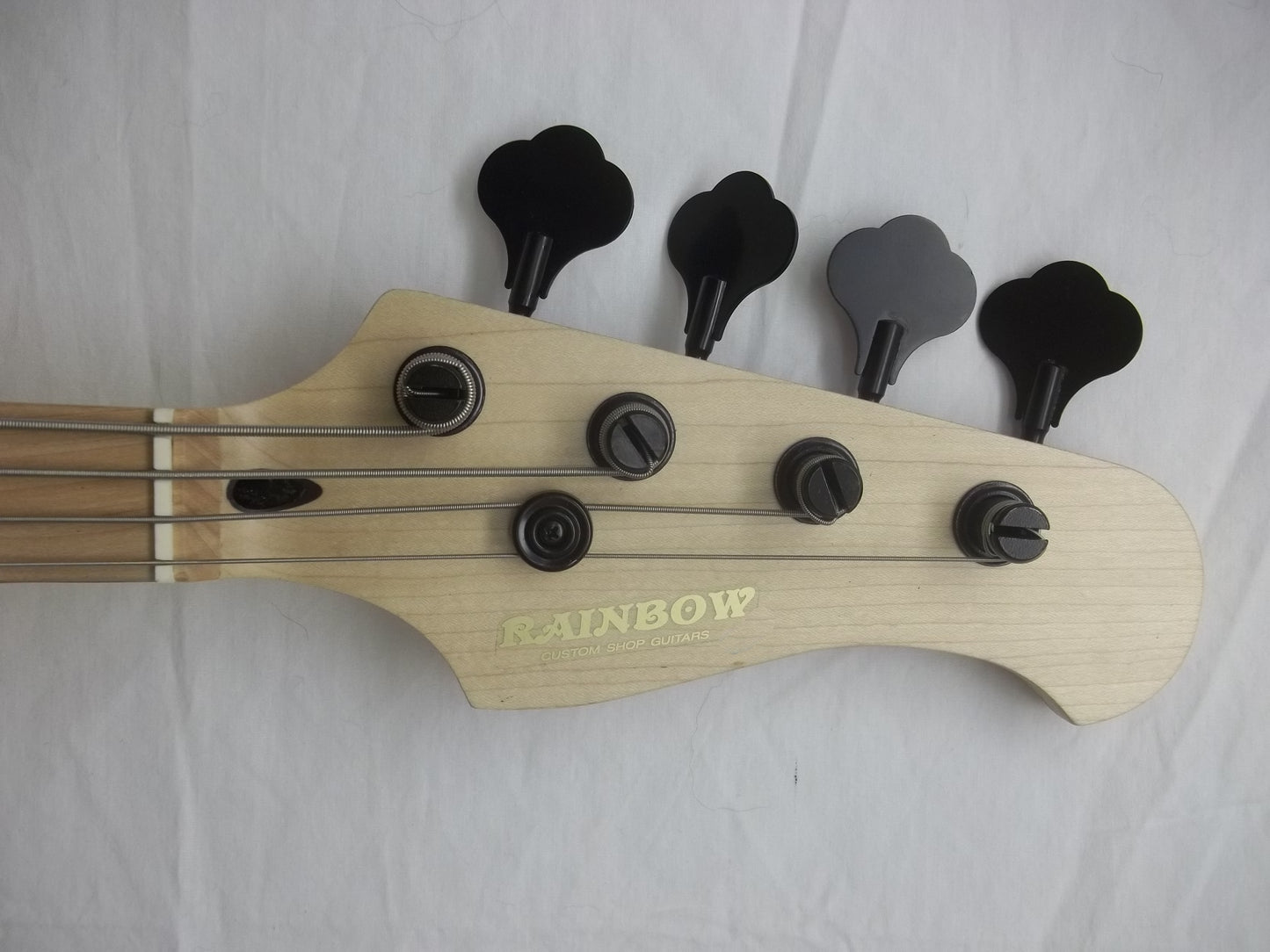 Rainbow Tantrum short scale bass vintage creme